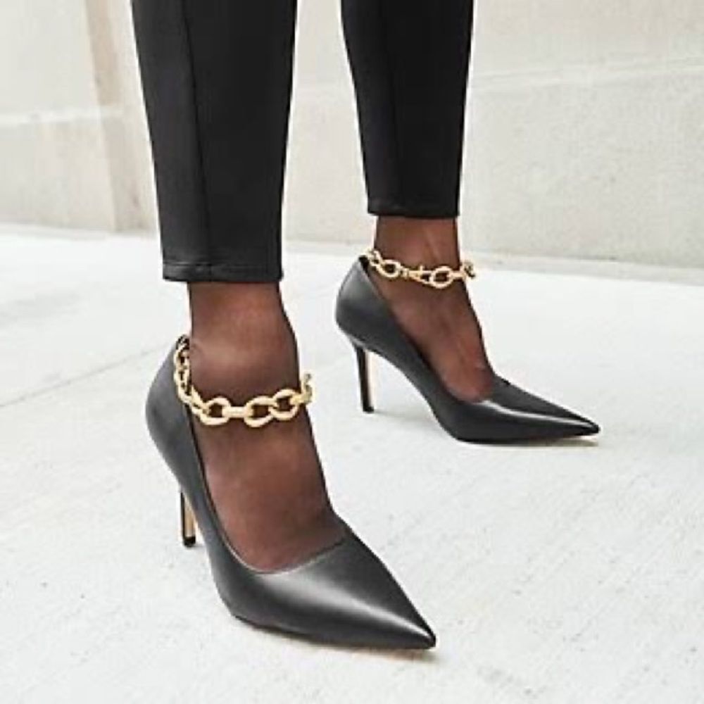 Express Chain strap pointed‎ toe pumps Size 7.5 A9